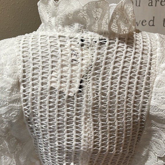 High Classy Loni pretty lace top - Picture 8 of 8